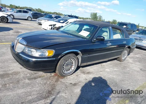 2002 Lincoln Town Car Cartier from USA, damaged, VIN 1LNHM83W12Y639557